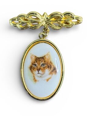 Gold Cat Portrait Brooch Pin - Elegant Cat Accessory